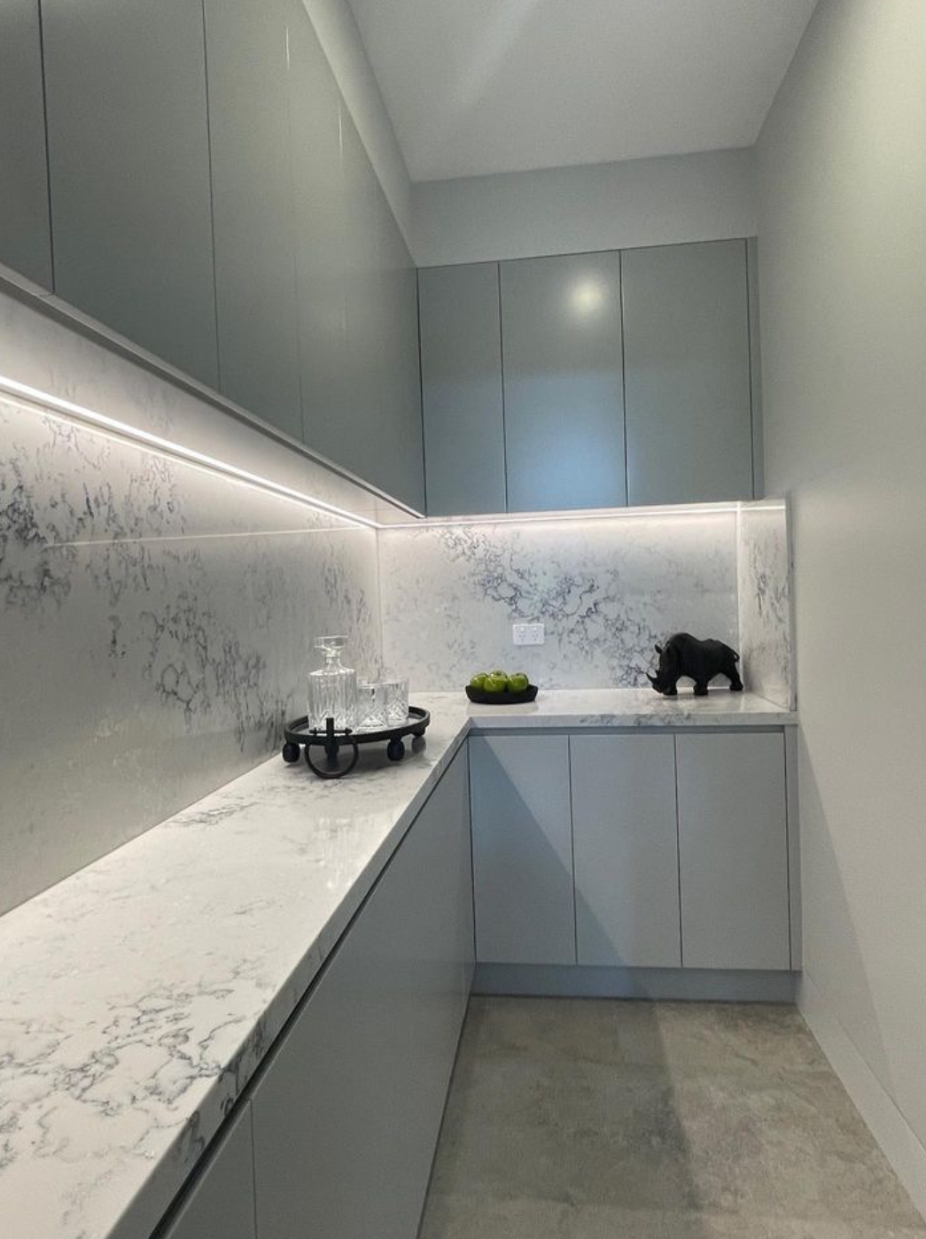 Snowy Mountain (AC8000)7 a white counter with a black pig statue on it