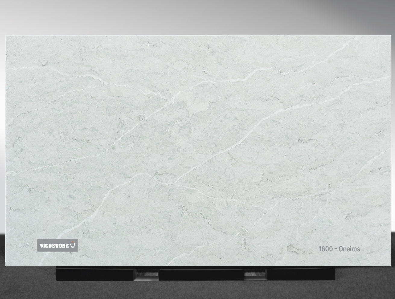 Oneiros Vicostone Oneiros 1600 quartz slab off-white surface with warm gray transitions close-up