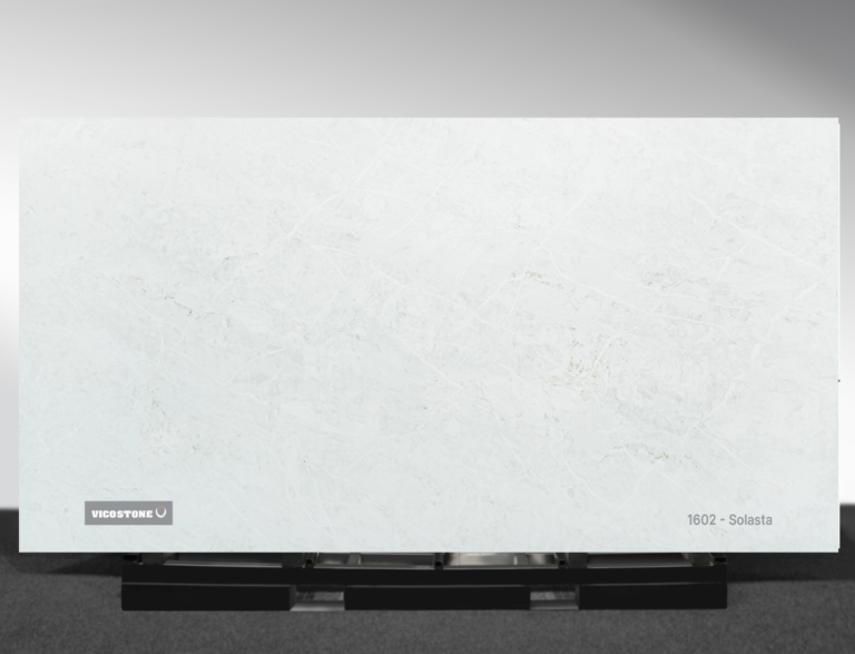 Vicostone Solasta 1602 quartz slab warm white surface with flowing bright veins close-up